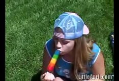 Menina chupando popsicle