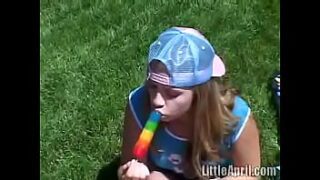 Menina chupando popsicle