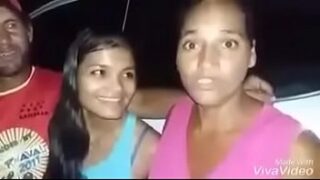 Morena de quatro se masturbando e chamando a pessoa para bater uma p****** na pessoa nua morena