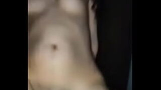 Novinha magrinha morena com peitos pequenos a buceta peludinha fudendo gostoso