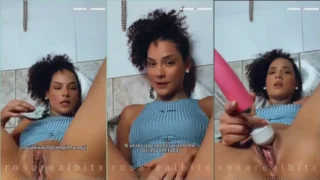 A influenciadora do onlyfans Rosarealbitx se diverte usando um vibrador e desfrutando do momento