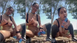 Mulher peituda é flagrada em vídeo caseiro se masturbando ao ar livre e depois mamando um consolo no meio do mato