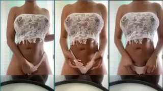 Vídeo caseiro da garota novinha colocando a calcinha na xoxota molhadinha