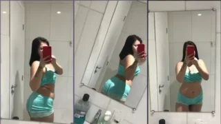 Gabriella Manhaez está mostrando seu corpo curvilíneo na frente do espelho