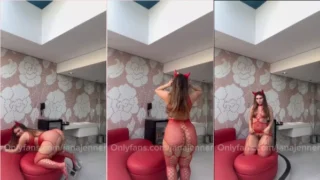 Jana Jenner plus size arrasando com uma fantasia de diabinha