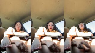 Justiinaxo se divertindo no carro, fazendo um strip e se tocando com um brinquedinho na xaninha