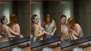 Porno de lésbicas Duuuddss e amiga se beijando e se pegando no banheiro