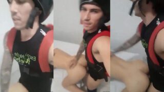 Motoboy com sorte transando com uma cliente safadinha de quatro em um vídeo pornô brasileiro