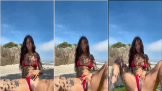 Amadora relaxando com um baseado à mostra na praia