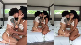 Naomi e sua amiga se beijando e se divertindo juntas na cama