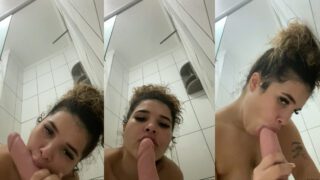 Vivian Oliveira fudendo gostoso oral com um dildo enorme durante o banho